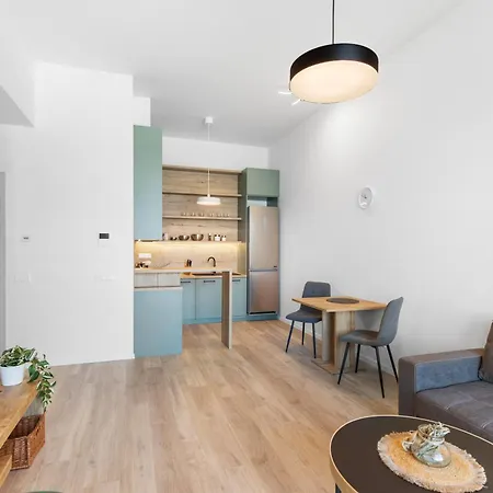 W Downtown View & Garage Parking Apartment *