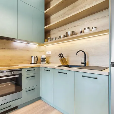 W Downtown View & Garage Parking Апартаменти