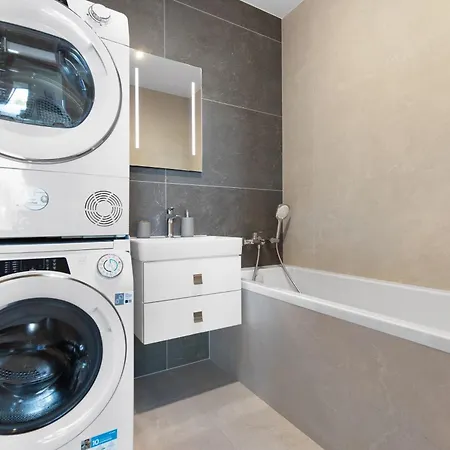 W Downtown View & Garage Parking Апартаменти